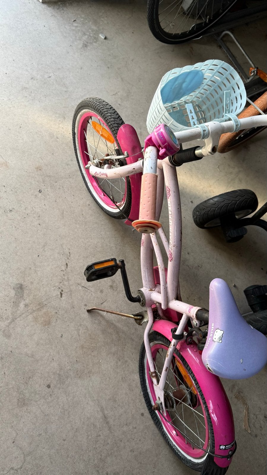 Gratis Roze kinderfiets met mandje en Frozen decoratie, Fietsen en Brommers, Ophalen, Gebruikt, Velgrem, 16 tot 20 inch