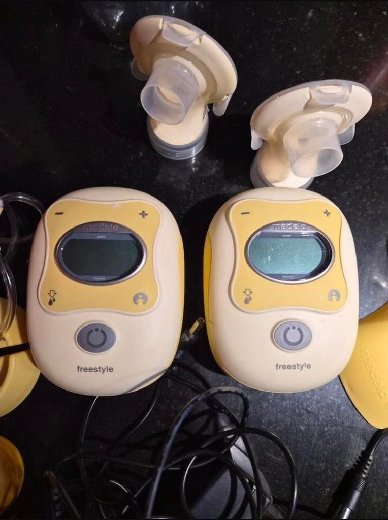 Twee Medela Freestyle borstkolven met opladers, Kinderen en Baby's, Babyvoeding en Toebehoren, Ophalen of Verzenden, Gebruikt