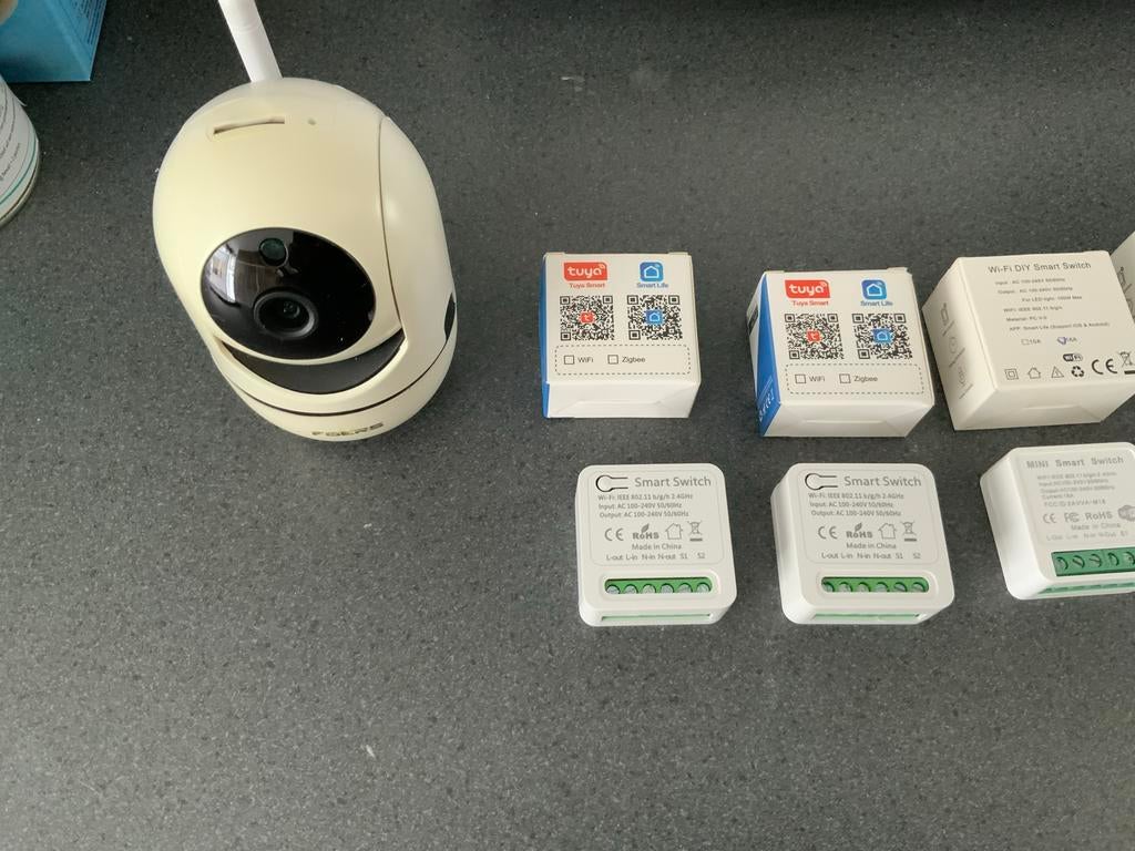Domotica set: WiFi camera, smart plugs en schakelaars, Ophalen of Verzenden, Gebruikt, Binnencamera