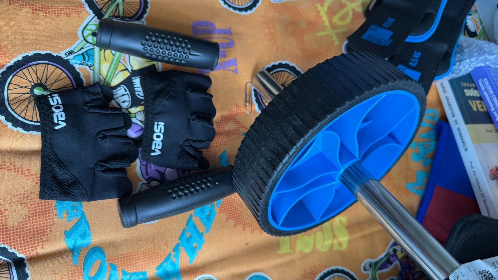 Buikspierwiel met handschoenen en gewichten, Sport en Fitness, Fitnessmaterialen, Ophalen of Verzenden, Gebruikt, Buik, Buikspierwiel
