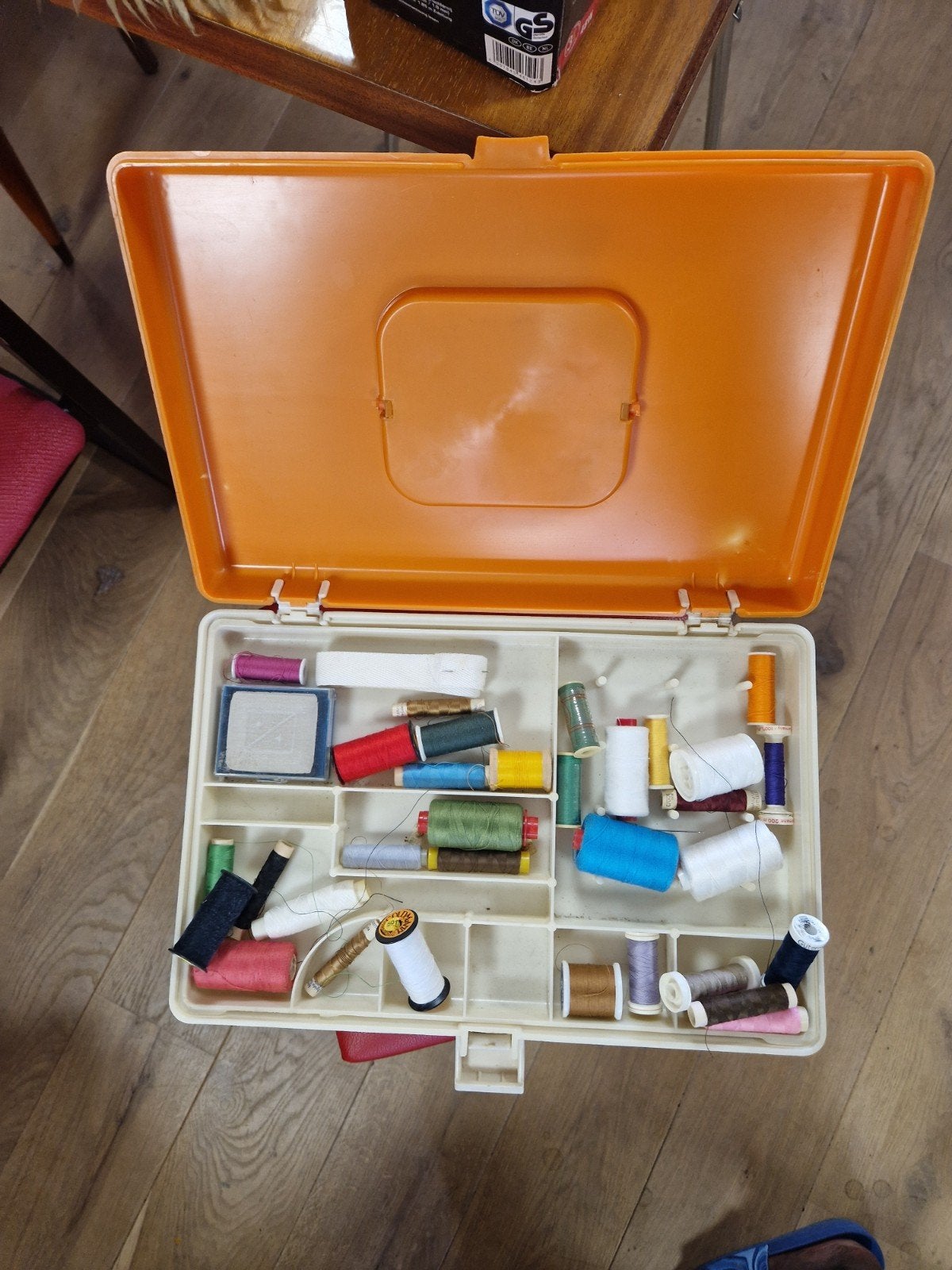 Curver Vintage Naaidoos met Inhoud - Oranje/Wit, Gebruikt, Overige typen, Onbekend, Ophalen of Verzenden