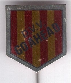 DVV D.V.V. Go-Ahead blik voetbalclub speldje ( Y_069), Ophalen of Verzenden, Zo goed als nieuw, Sport, Speldje of Pin