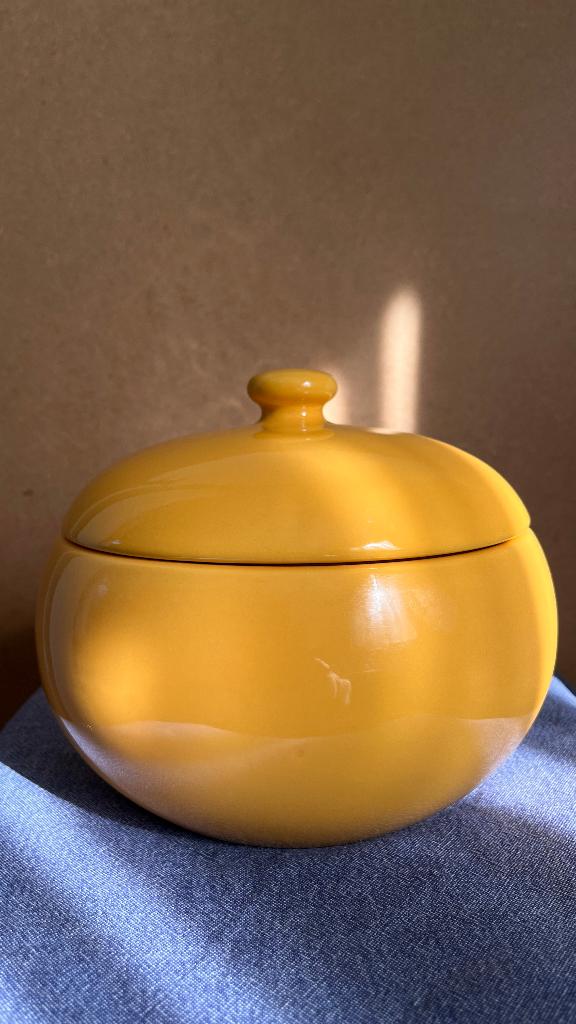 Mooie gave ronde dekschaal in geel met deksel diameter 18cm, Keramiek, Ophalen of Verzenden, Zo goed als nieuw, Kom(men)