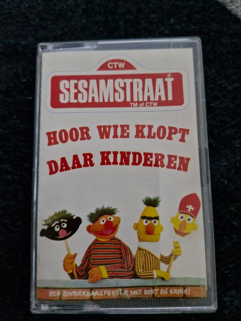 Cassettebandje Bert & Ernie Hoor wie klopt daar Kinderen, Cd's en Dvd's, Cassettebandjes, Ophalen of Verzenden, Zo goed als nieuw
