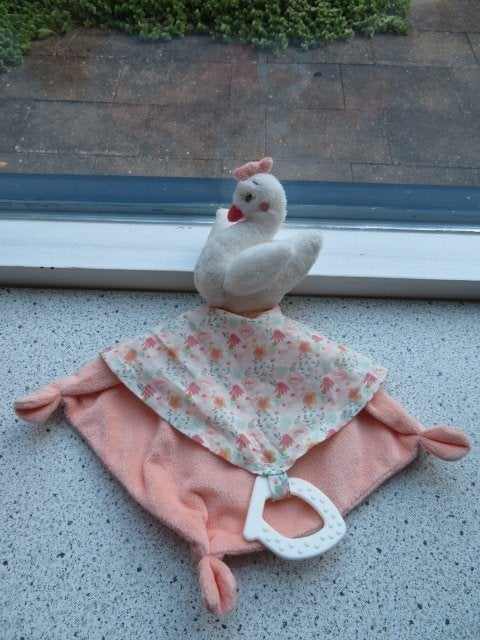 Zalmroze knuffeldoek Zwaan merk Topomini Enstings Family, Ophalen of Verzenden, Zo goed als nieuw, Eend, Met label