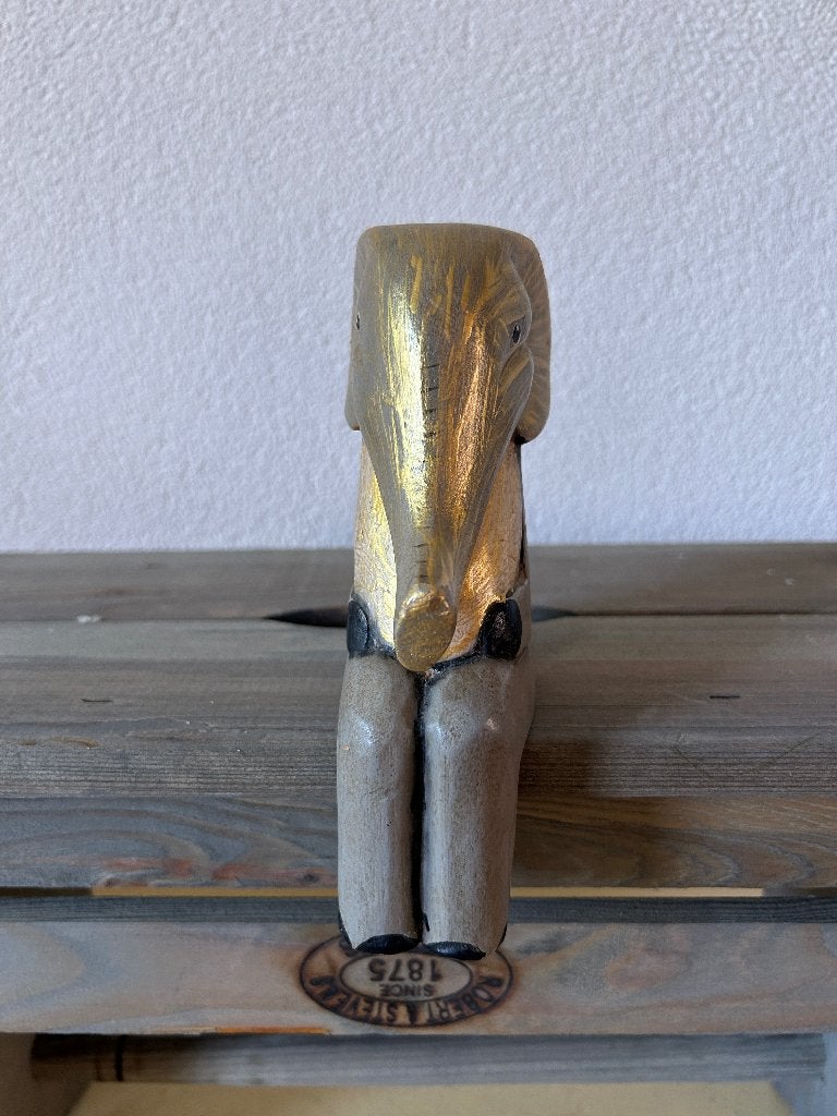 Houten Olifant Kantenhocker - Handgemaakt Beeldje Goud, Antiek en Kunst, Hout, Afrika, Goud, 17 cm