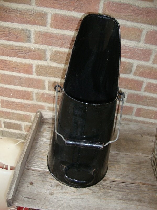 Zwarte emaille kolenkit, Ophalen