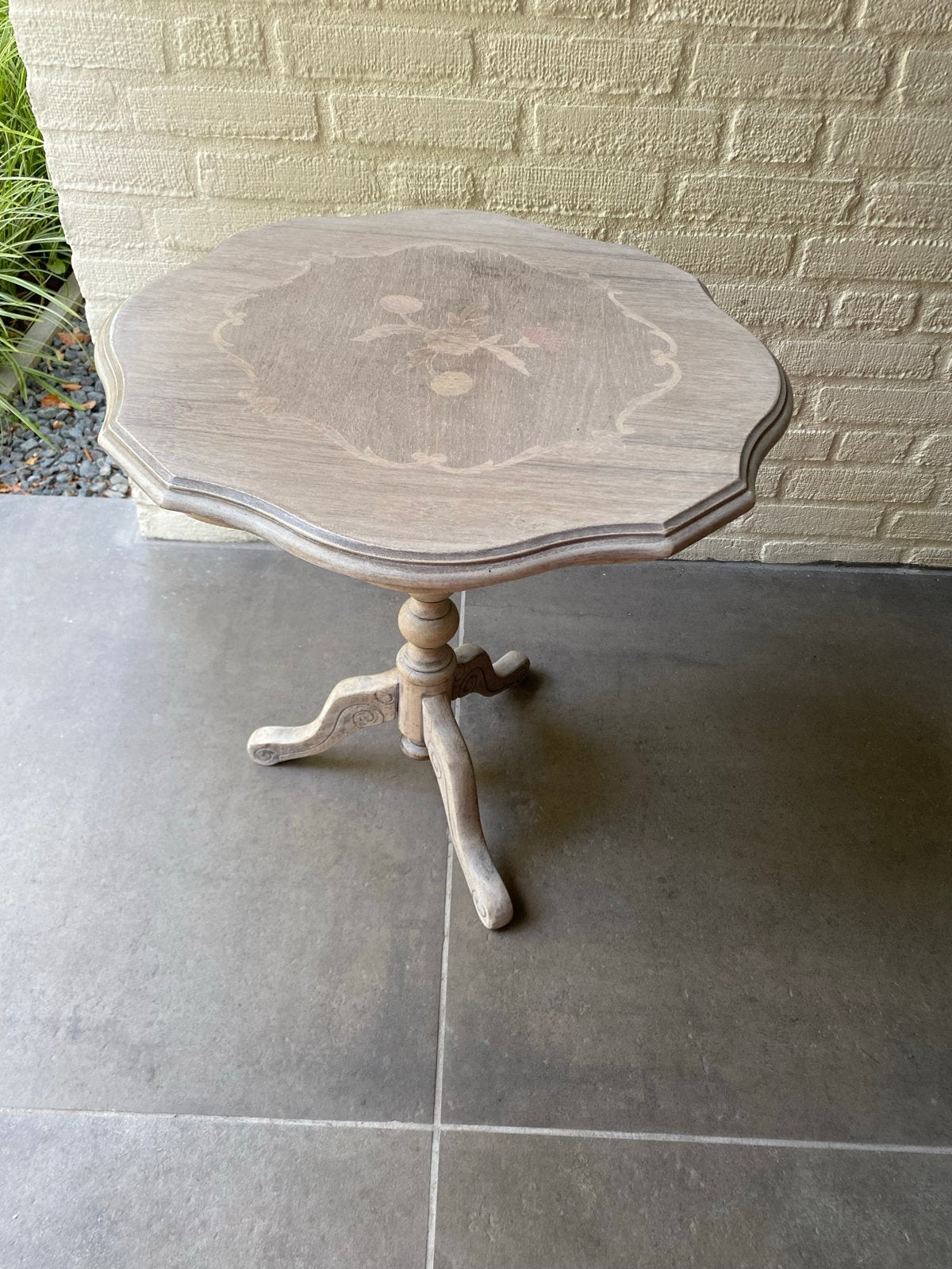 Bijzettafeltje met sierlijk houtsnijwerk, Minder dan 55 cm, Gebruikt, Overige vormen, Hout