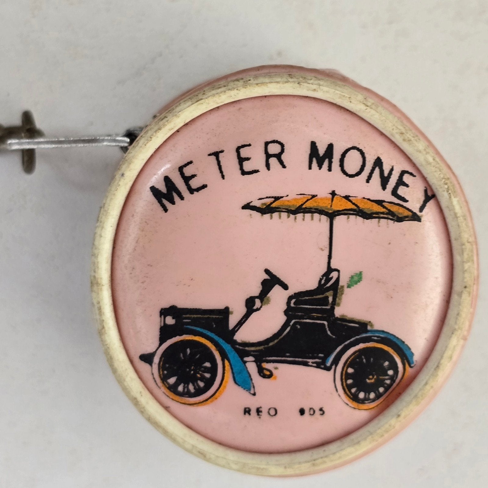 Vintage sleutelhanger 'Meter Money' met auto-afbeelding, Ophalen of Verzenden