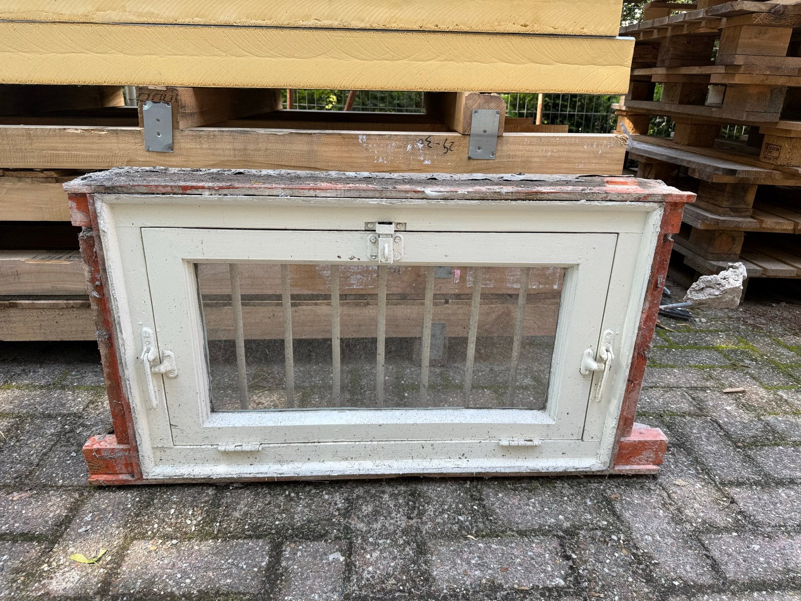 Authentiek kozijn met tralies - 80x49cm, Ophalen of Verzenden, Gebruikt, Gevelraam of Ruit, Minder dan 80 cm