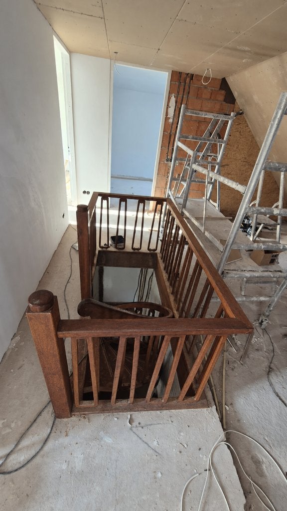 Foto 5 van Hardhouten wenteltrap/spiltrap met leuning en balustrade