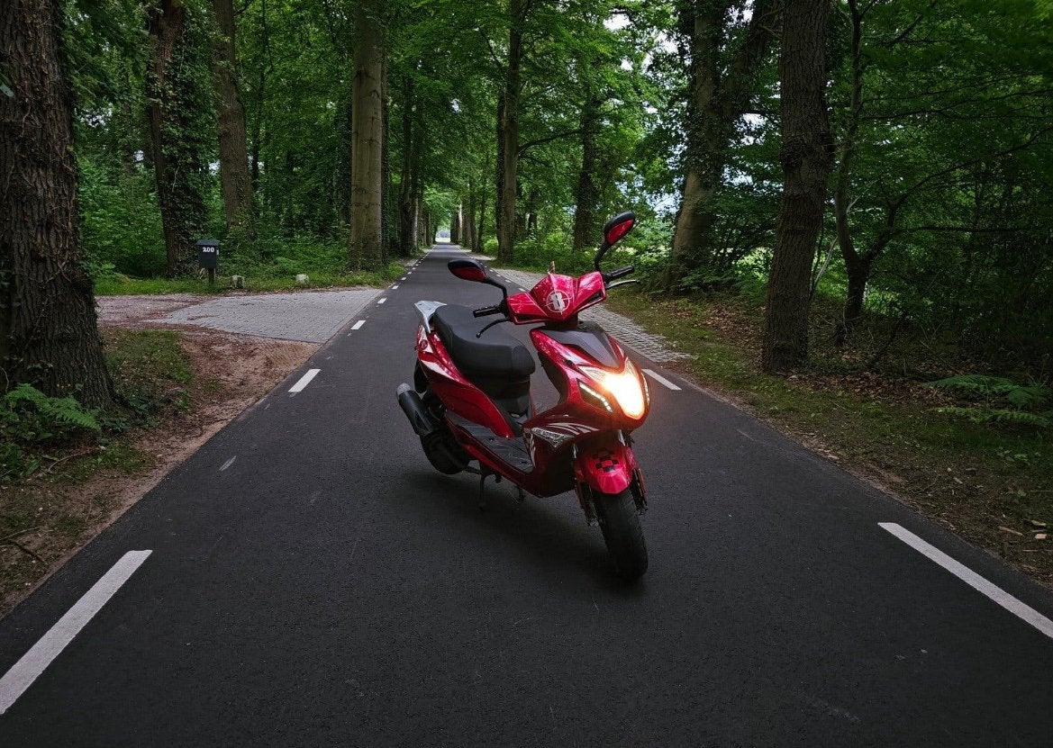 Agm r8, Fietsen en Brommers, Ophalen, Overige modellen, Maximaal 45 km/u, Zo goed als nieuw
