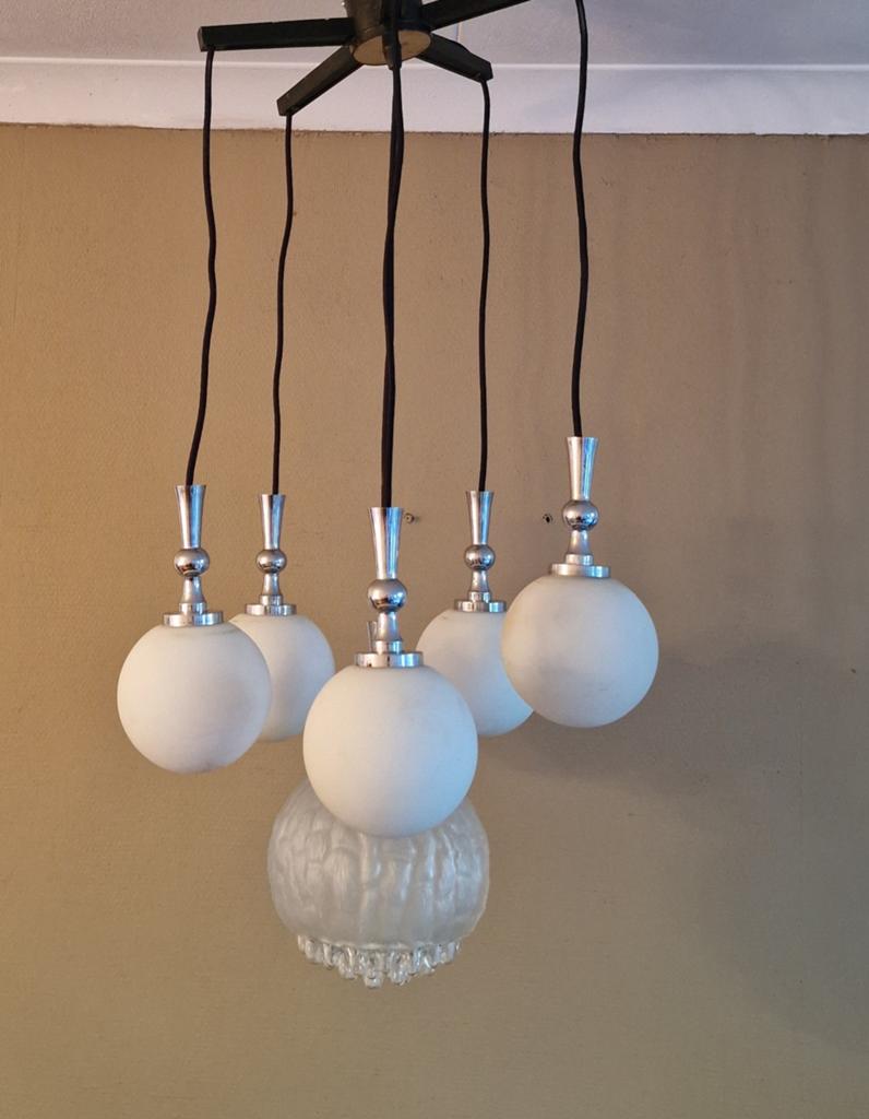 Hustadt Leuchten cascade hanglamp met vijf melkglazen bollen, Ophalen