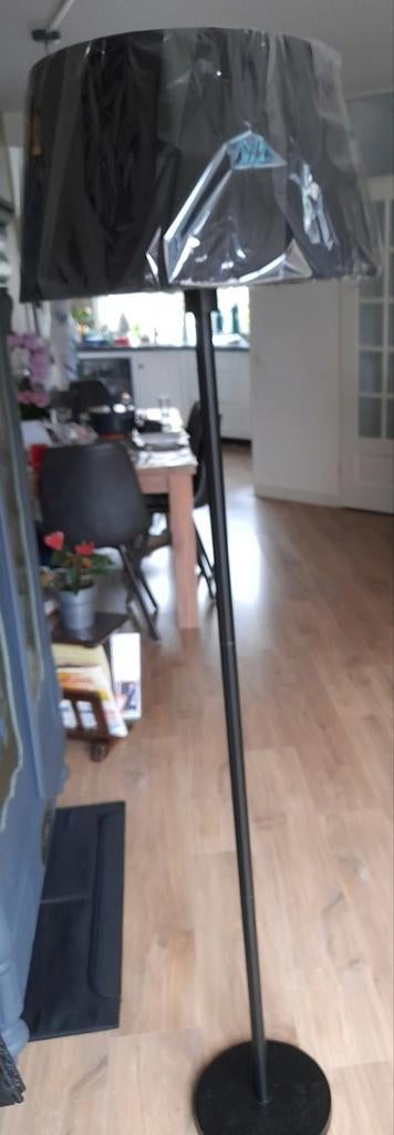 Nieuw, zwarte staande LAMP met zacht velourse LAMPEKAP, Ophalen of Verzenden, Zo goed als nieuw, Stof, Modern, Luxe