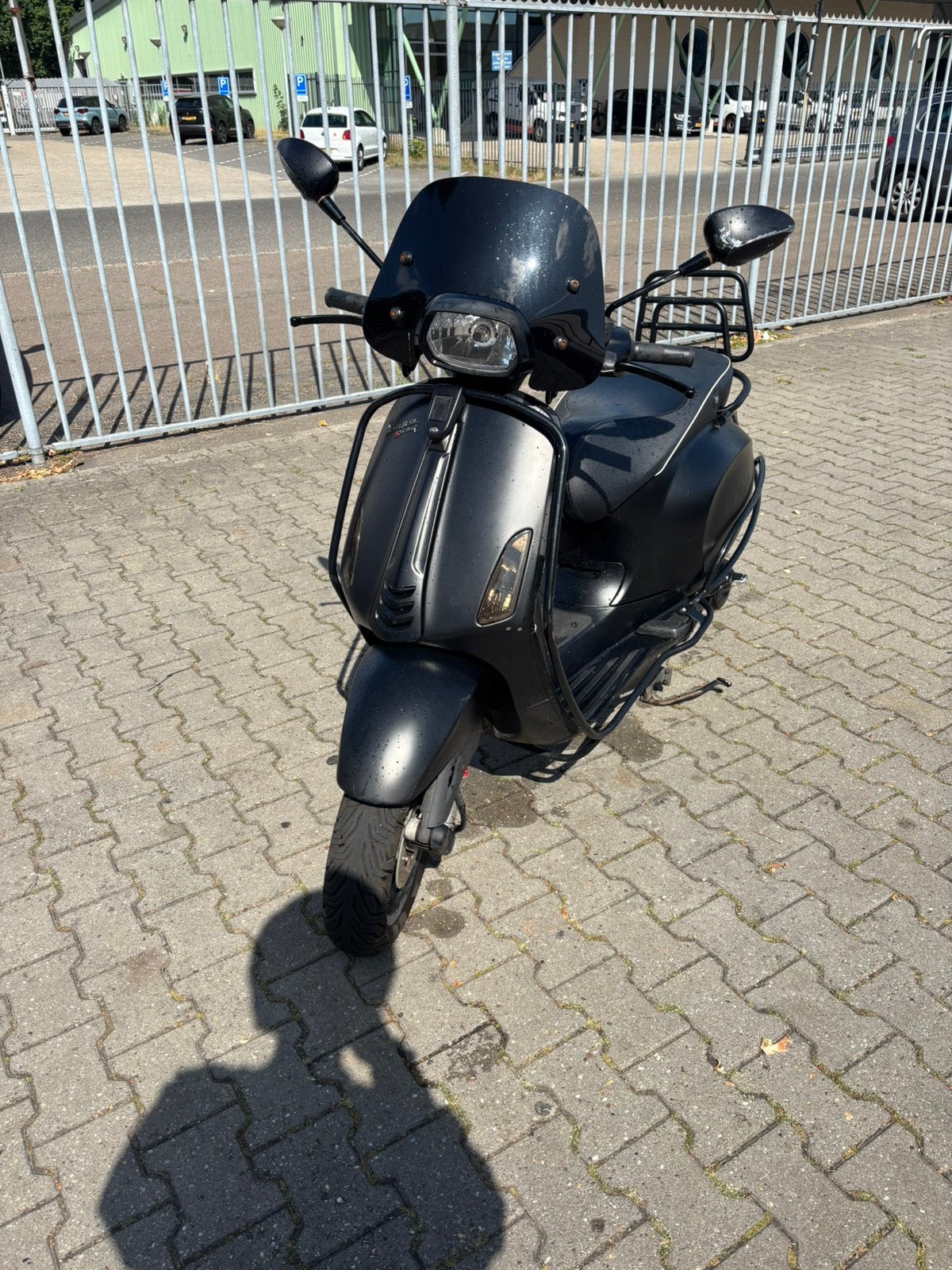 Vespa Sprint S Mat Zwart 50cc (2019) | rijklaar!, Fietsen en Brommers, Scooters | Vespa, Ophalen, Vespa S, Zo goed als nieuw, Benzine