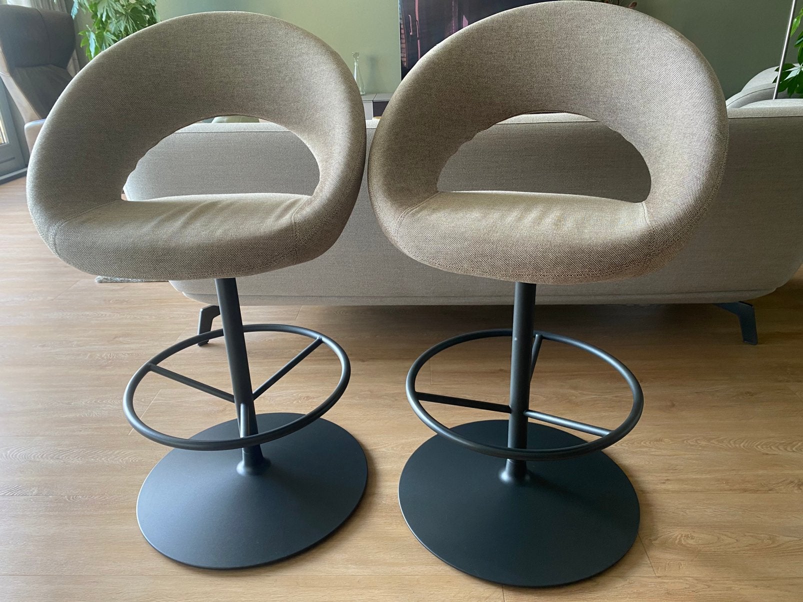 Te koop: 2 Artifort Nina barstoelen 60cm, 2 krukken, Ophalen, Gebruikt, 60 tot 90 cm