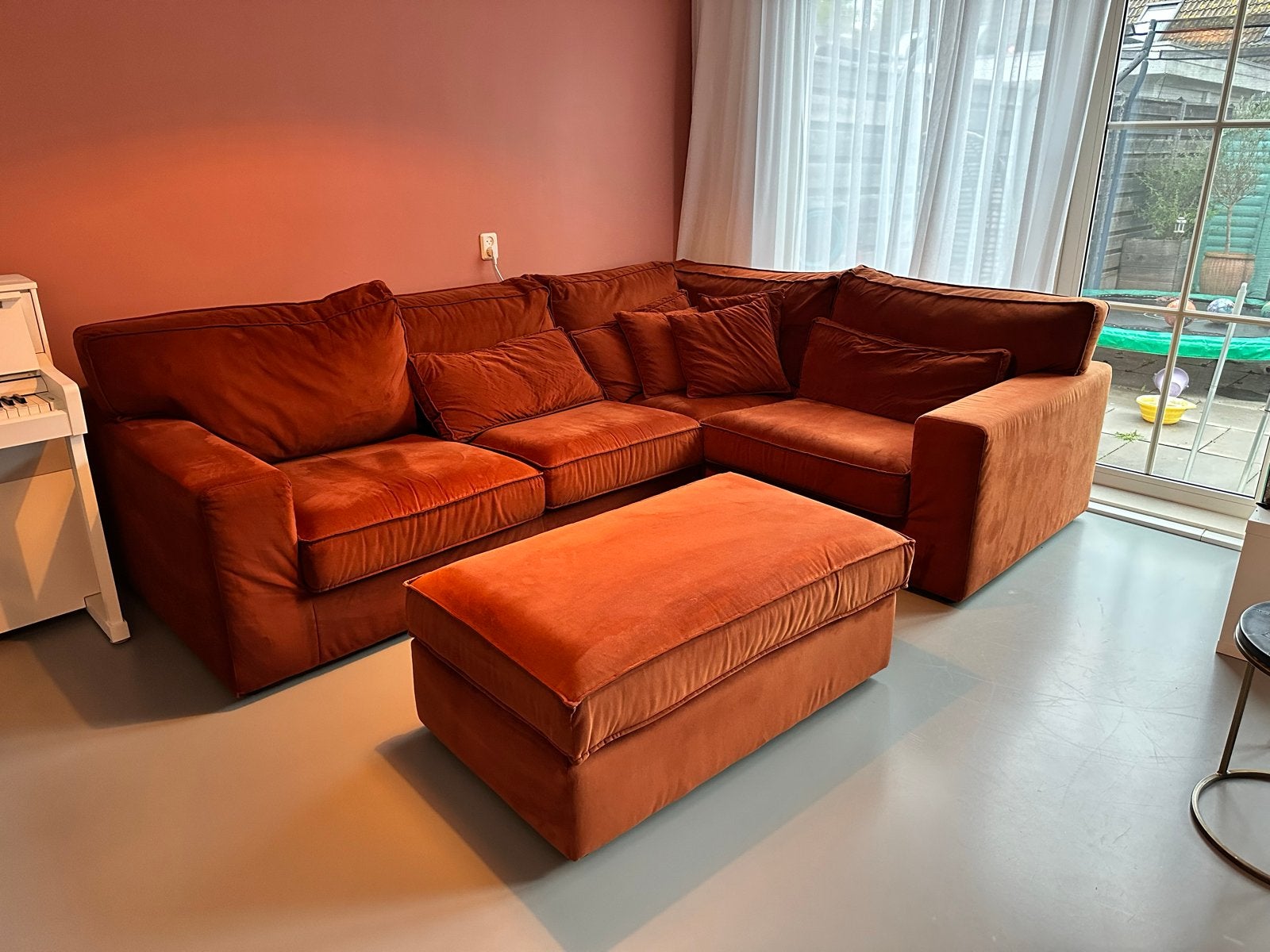 Ruime oranje hoekbank met chaise longue en poef, Huis en Inrichting, Ophalen, 250 tot 300 cm, Gebruikt, Hoekbank