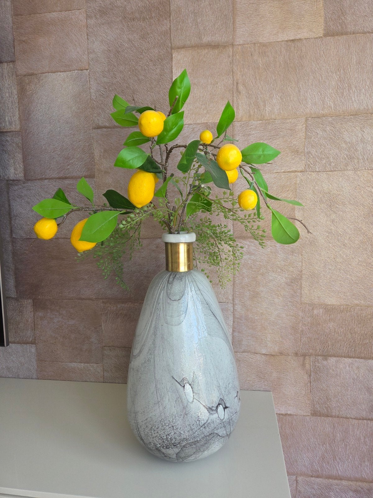 Decoratieve vaas met marmerlook en kunstcitroentakken, Huis en Inrichting, Ophalen, Inclusief decoratie, Grijs, Glas