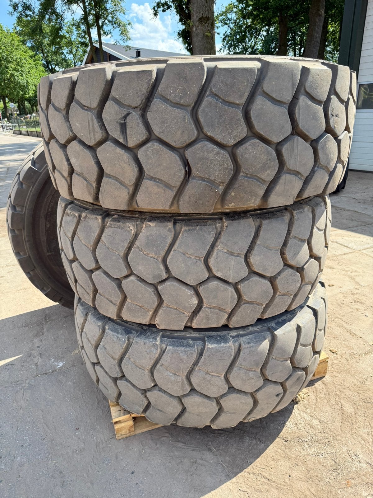 Wielen 20.5 r25 banden z.g.a.n, Ophalen