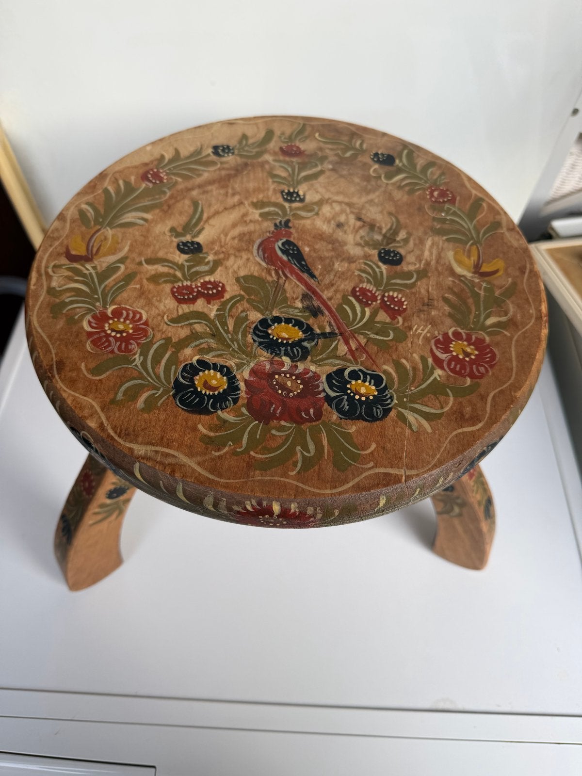 Antiek houten melkkrukje met handgeschilderde decoratie, Ophalen, Gebruikt, ., .