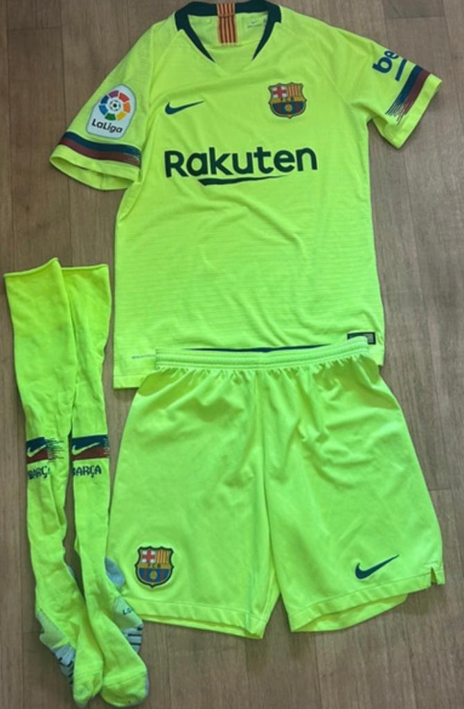 FC Barcelona uittenue 2018/2019 (shirt, broekje, sokken), Set, Ophalen of Verzenden, Zo goed als nieuw, Maat S