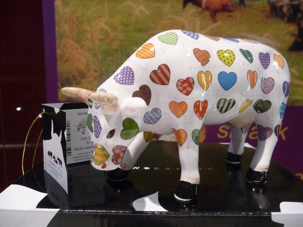Nieuw Cow Parade koe Cali Cow medium gratis verzending., Antiek en Kunst, Ophalen of Verzenden, Beeld