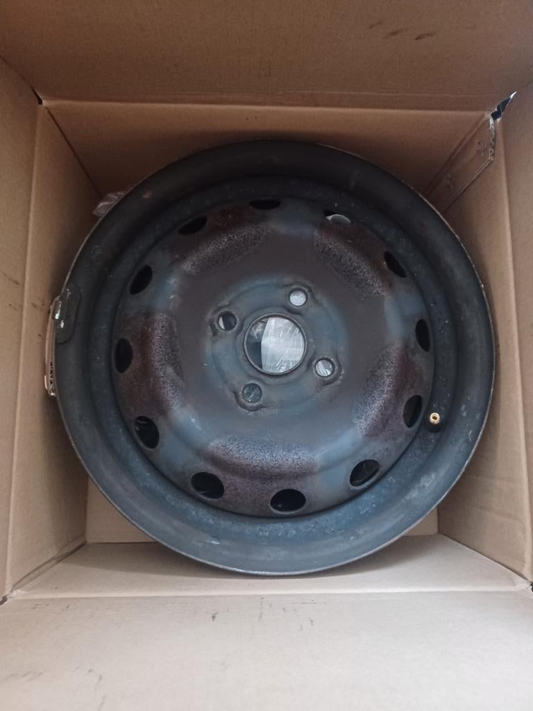 4 stalen velgen inclusief wieldoppen en toebehoren., Ophalen, 14 inch, Gebruikt, Velg(en)