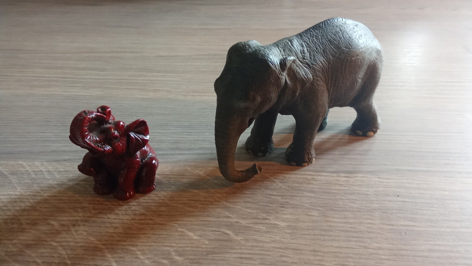 Twee olifanten beeldjes, rood en grijs 1x model schleich, Ophalen, Gebruikt, Wild dier, Beeldje of Figuurtje