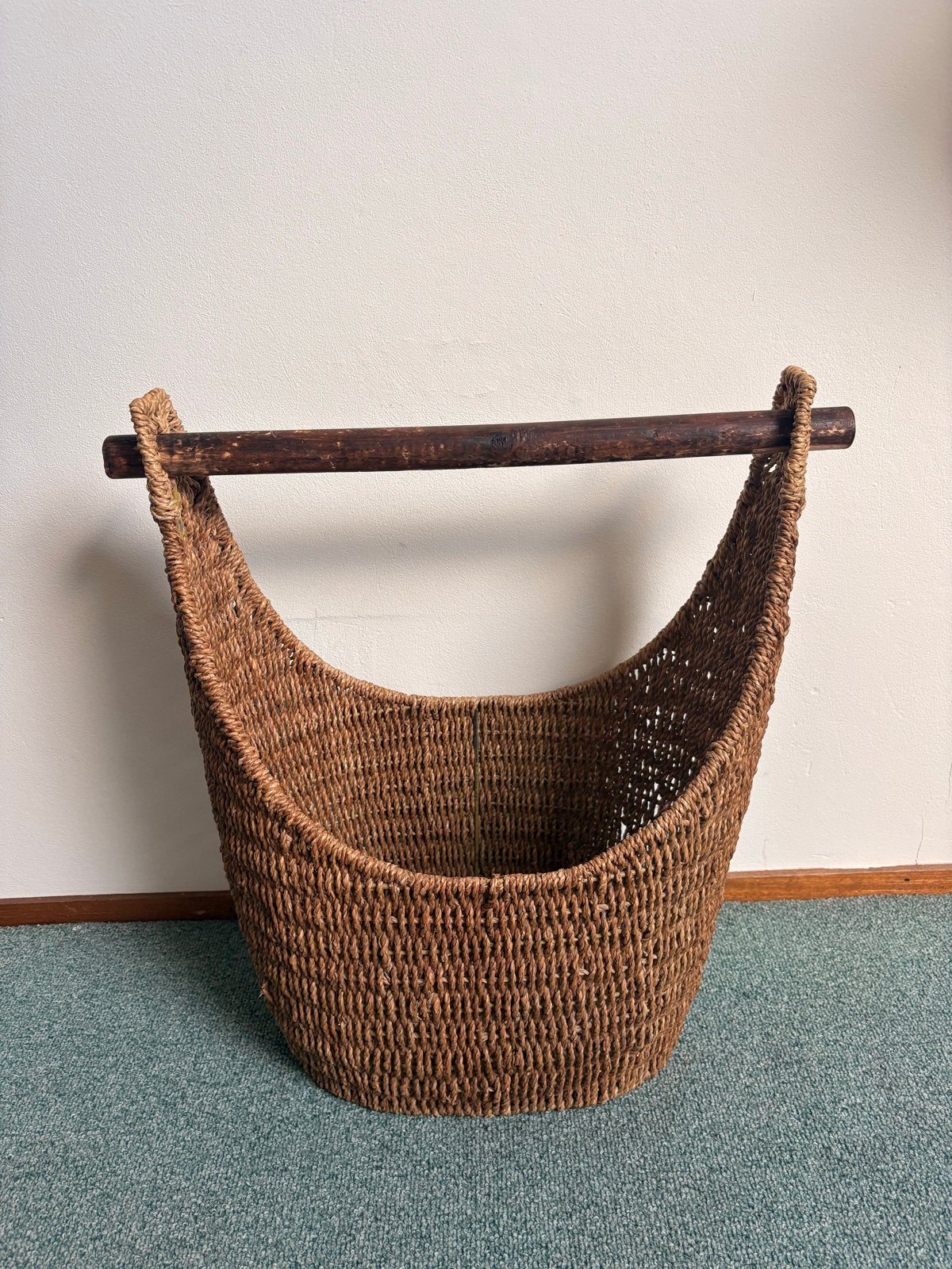 Vintage rieten mand met houten handvat, Met handvatten, Gebruikt, Mand, Ophalen of Verzenden