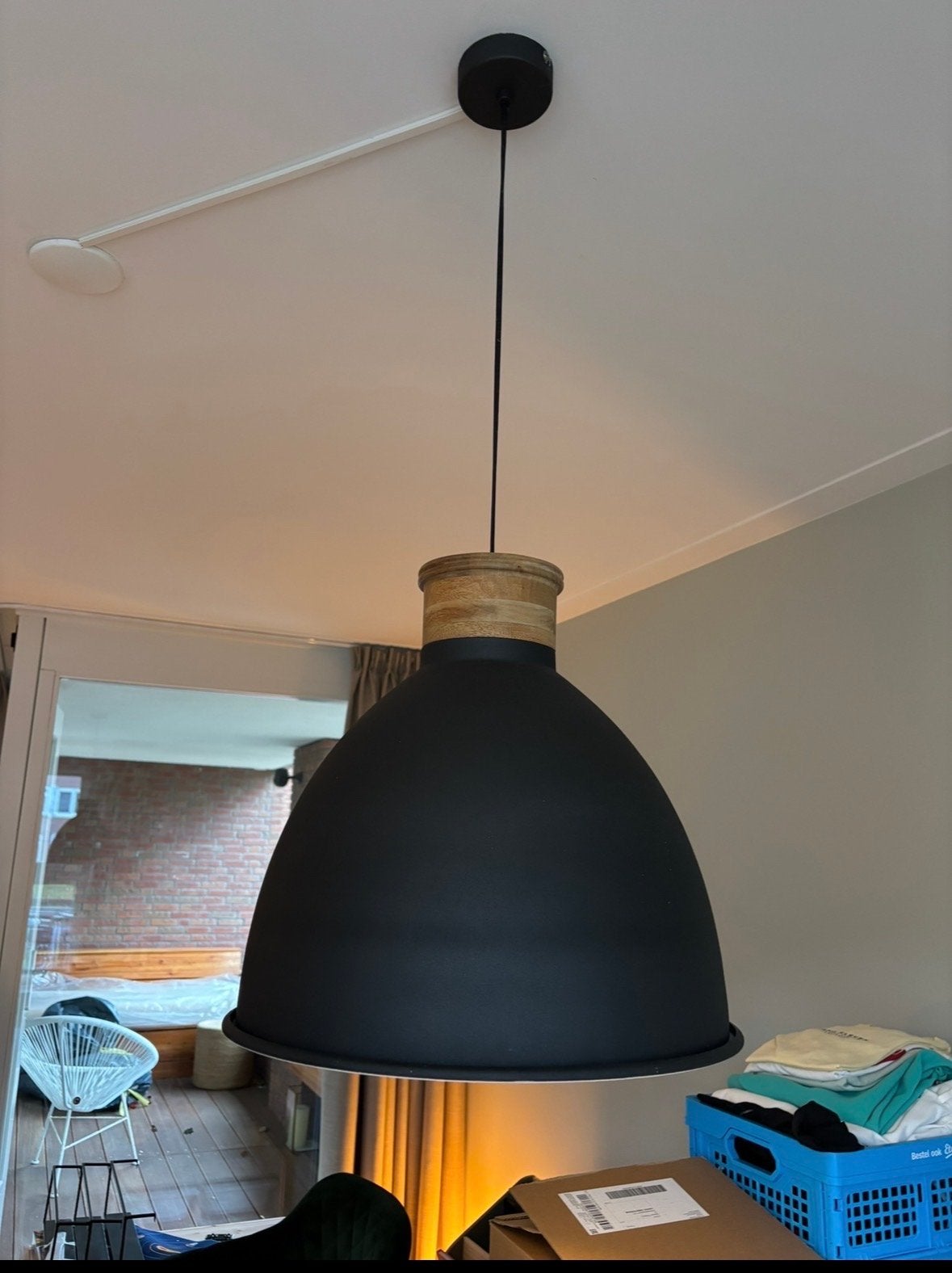 Moderne hanglamp zwart met houten accent, Huis en Inrichting, Lampen | Hanglampen, Ophalen, Zo goed als nieuw, Hout, E27 (groot)
