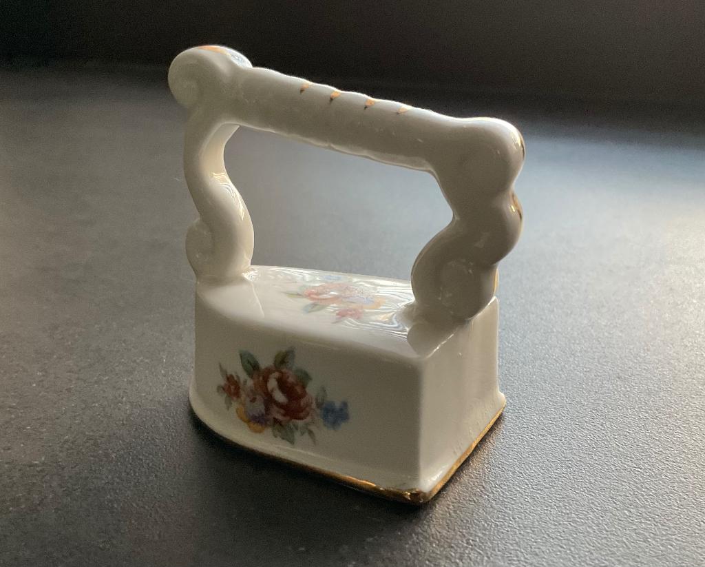 Miniatuur porselein strijkijzer Staffordshire England, Antiek en Kunst, Antiek | Porselein, Ophalen of Verzenden