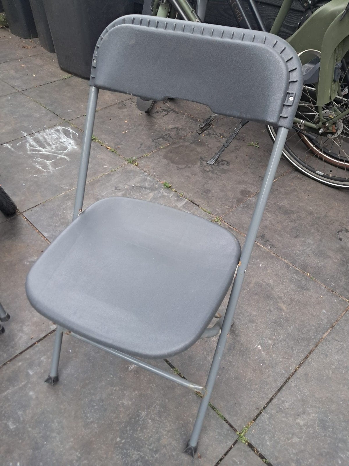 3 grijze klapstoelen, ophalen in Castricum, Ophalen, Gebruikt, Drie, Grijs