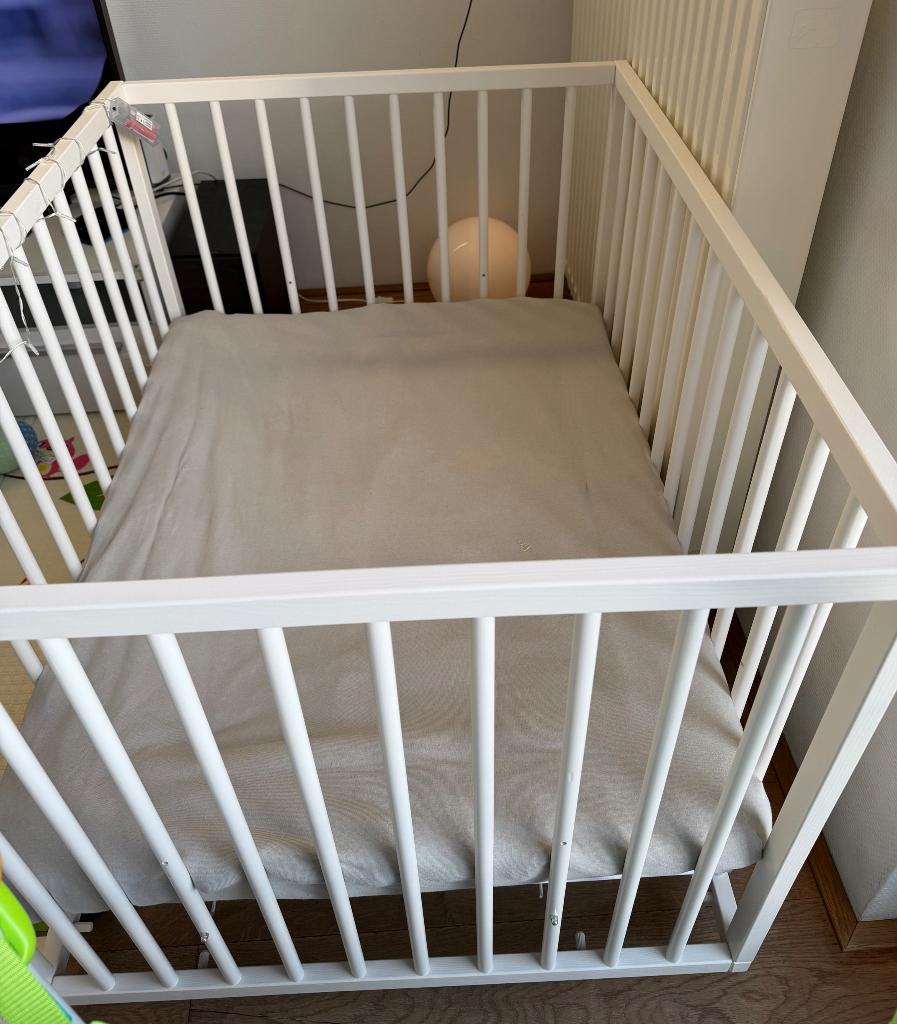 Babybox, Kinderen en Baby's, Boxen, Ophalen, Zo goed als nieuw, Vierkant, Wieltjes