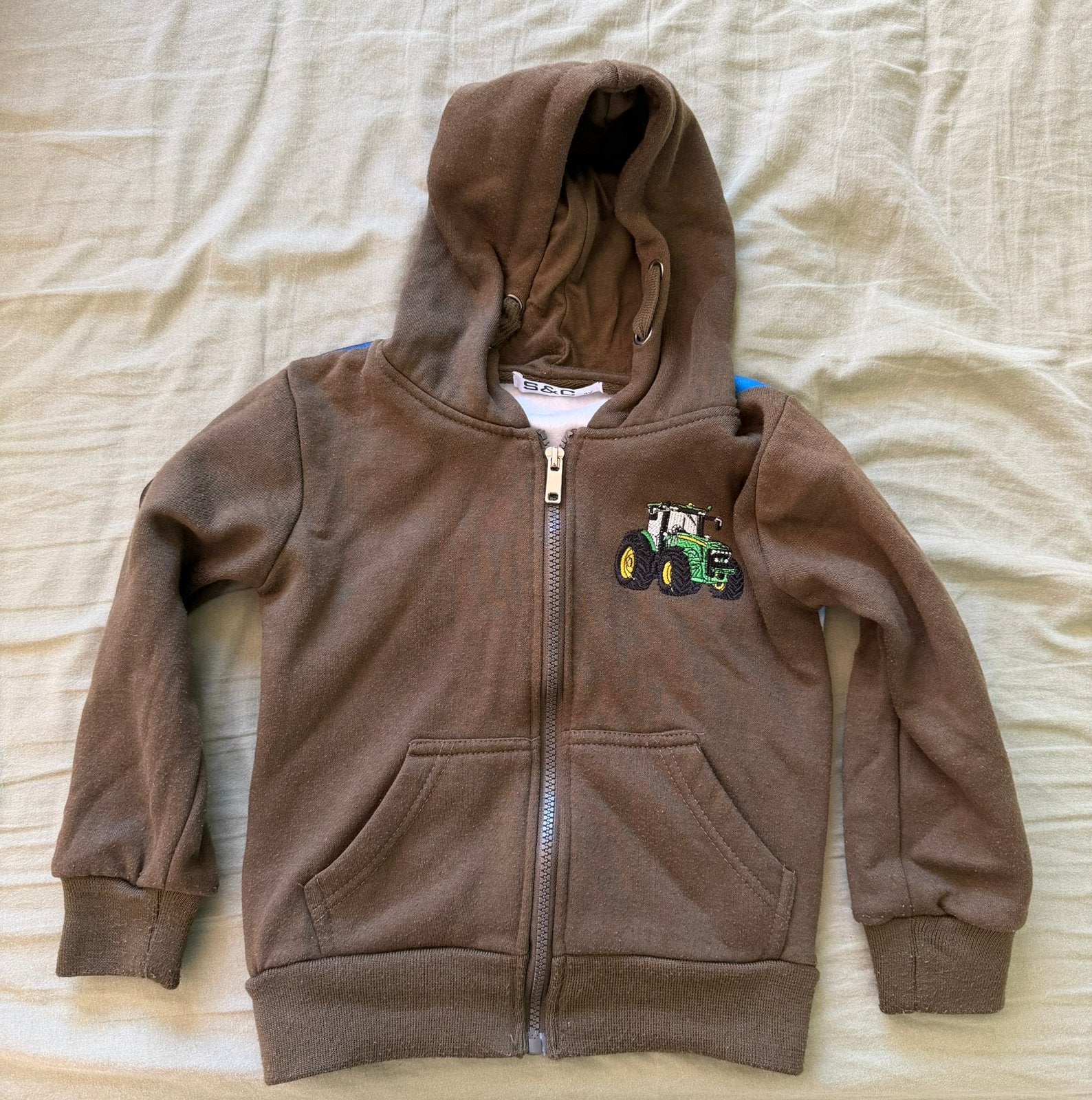 Vest bruin met tractor voor en achterkant, Kinderen en Baby's, Kinderkleding | Maat 110, Ophalen of Verzenden, Gebruikt, Jongen