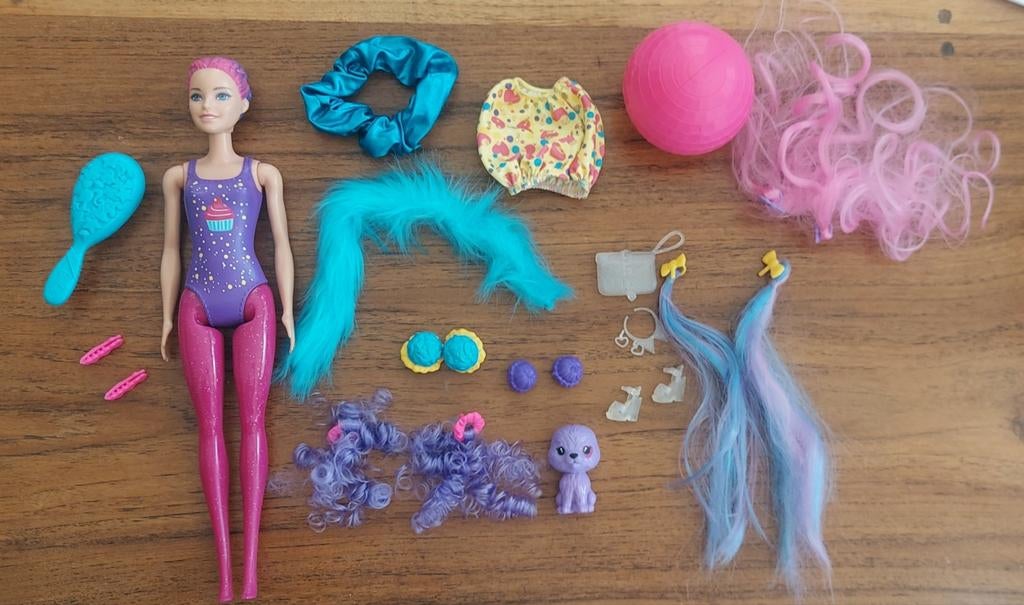 Barbie Color Reveal Pop met Accessoires en Pruiken, Kinderen en Baby's, Speelgoed | Poppen, Ophalen of Verzenden, Zo goed als nieuw