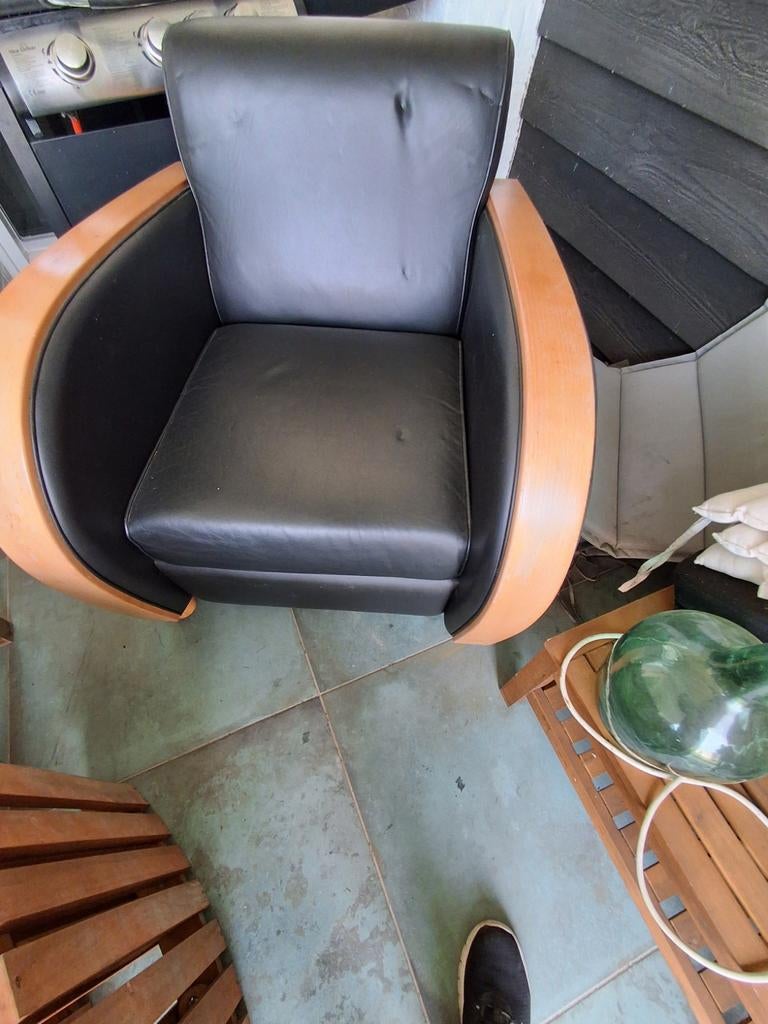Comfortabele fauteuil met zwart leer en houten armleuningen, Huis en Inrichting, Stoelen, Modern, Comfortabel, Gebruikt, Zwart