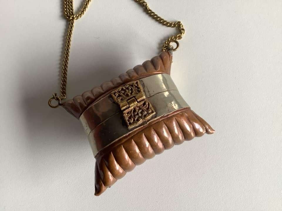 antiek tasje met koperen sluiting lange ketting, Ophalen of Verzenden