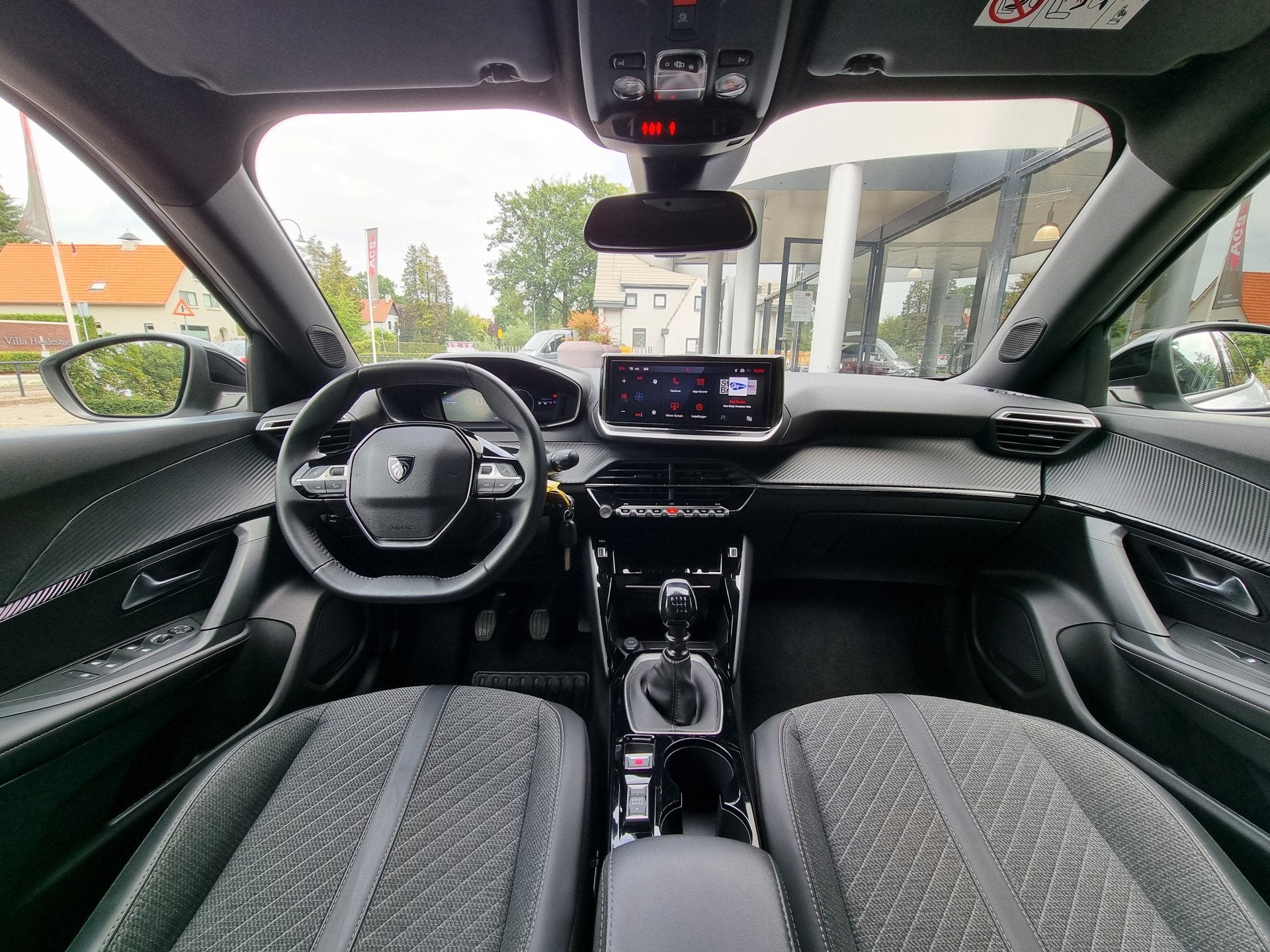 Peugeot 2008 1.2i Allure 131pk | 2025 | Premium kleur | Lede, Auto's, Voorwielaandrijving, Gebruikt, Zwart, 1199 cc