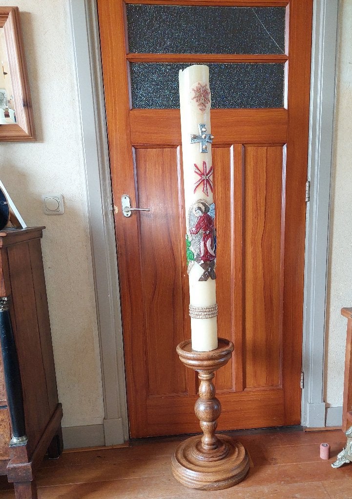 Grote kerkkaars op houten kandelaar / Totaal 150 centimeter, Antiek en Kunst, Ophalen, Overige materialen