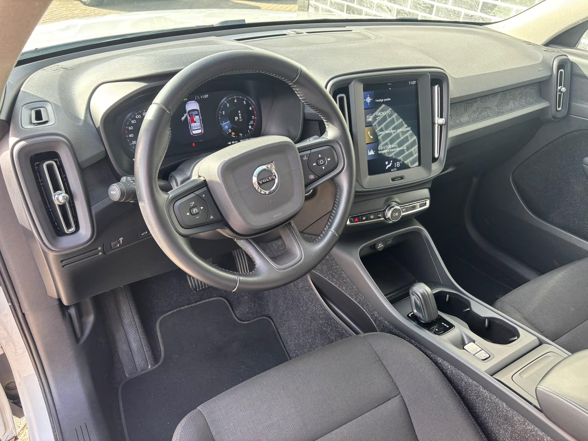 Volvo XC40 1.5 T2 Momentum Core | Cruise Control | Navigatie, Auto's, Gebruikt, Euro 6, Wit, Origineel Nederlands