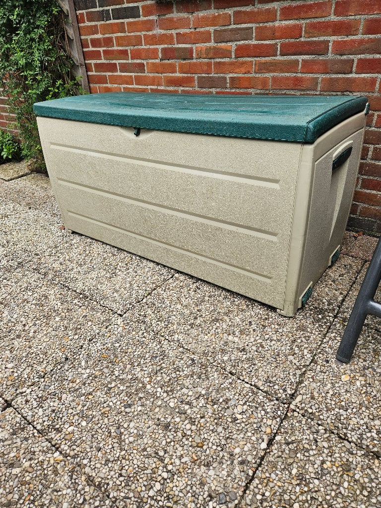 MOOIE KUSSENBOX VOOR TUINSTOELKUSSENS OP WIELTJES., Ophalen, Gebruikt