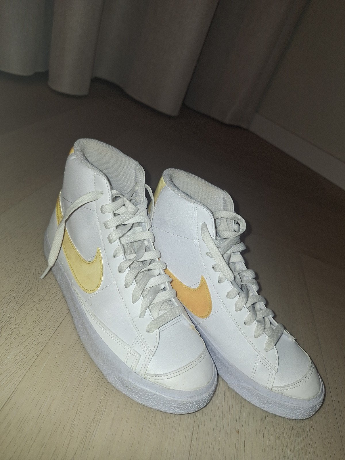 Nike Blazer Mid '77 Vintage - Wit/Geel - Maat 395, Wit, Nike, Ophalen of Verzenden, Sneakers of Gympen