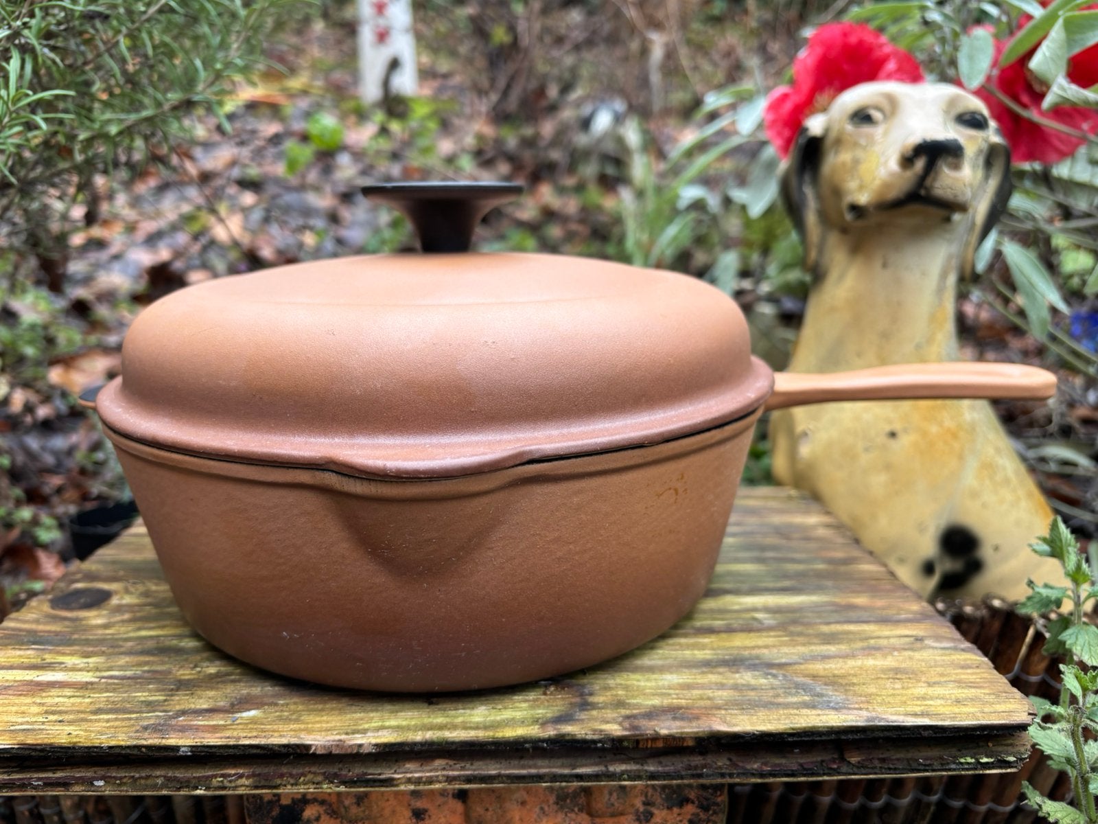 Le Creuset Cassadou caramelkleur 23 cm, Le Creuset, Ophalen of Verzenden, Zo goed als nieuw, Met deksel