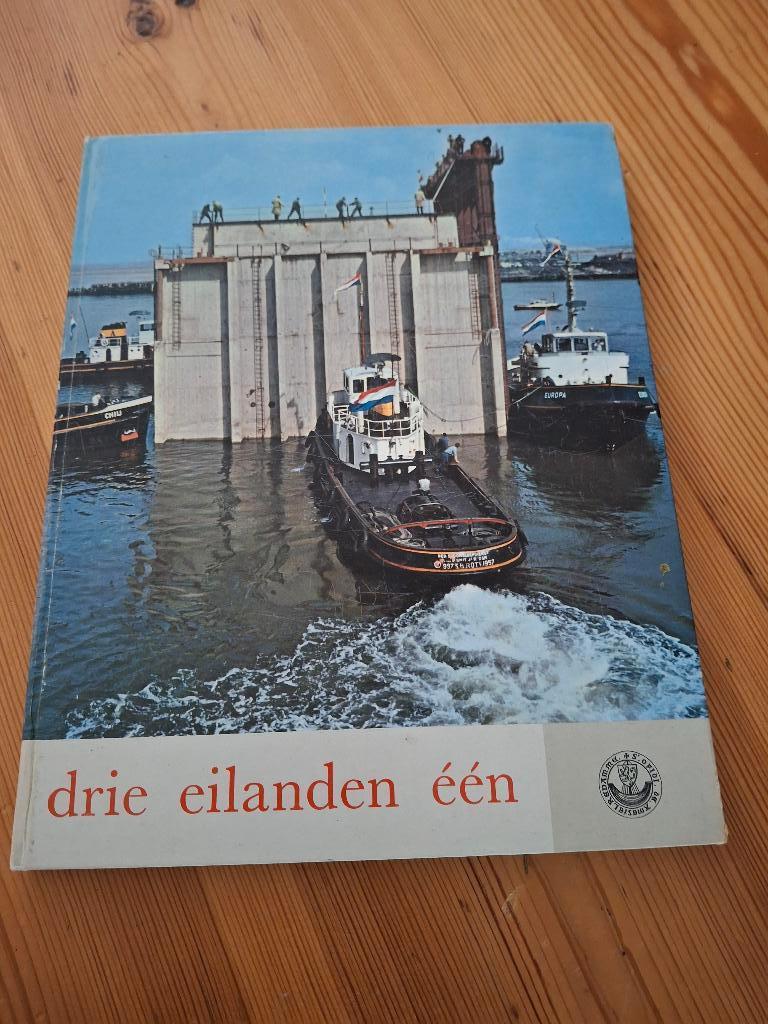 Drie eilanden in één. Een boek over de deltawerken,, Boeken, Ophalen of Verzenden, Gelezen