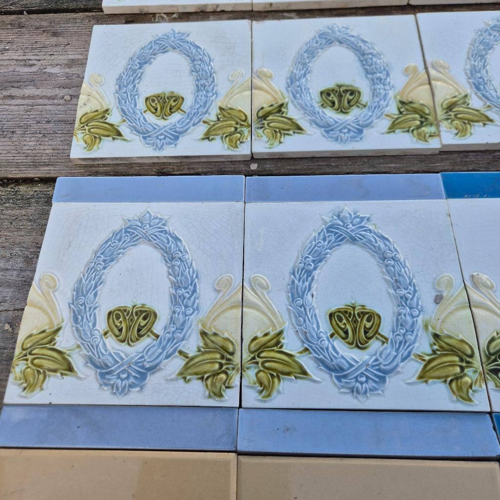 34 art nouveau randtegels grijsblauw lauwerkrans zachtgeel, Ophalen