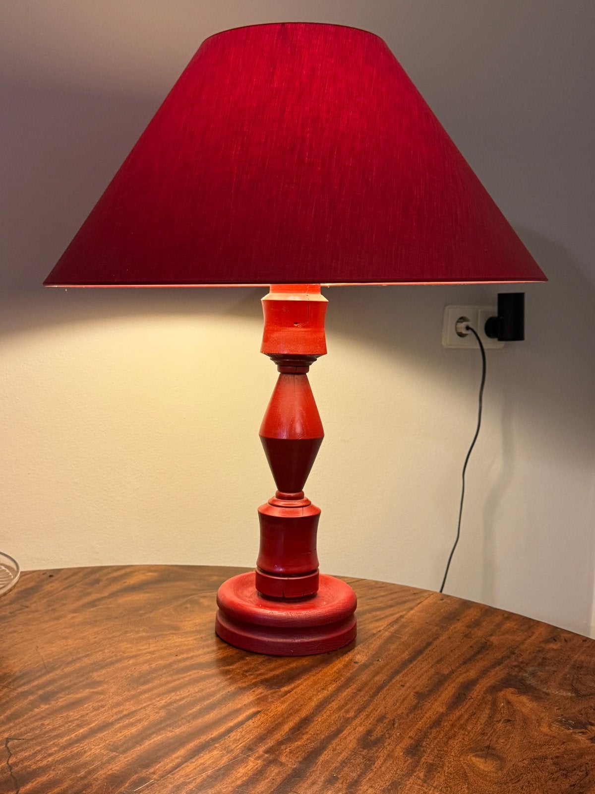 Bordeauxrode schemerlamp met massief eiken voet, Ophalen, Gebruikt, Rood, Met kap