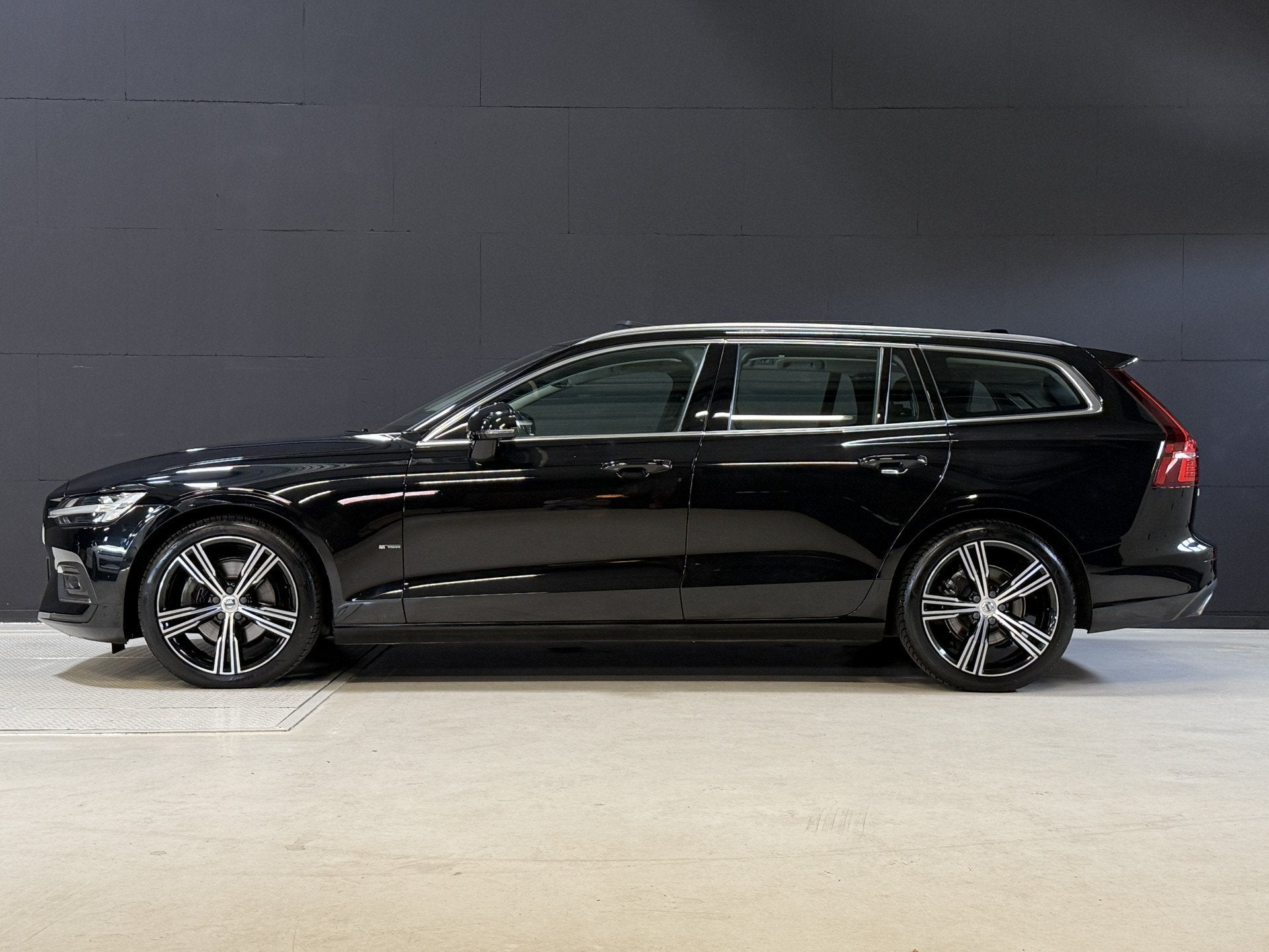 Volvo V60 2.0 B3 R-Design | Trekhaak | Panoramadak | Apple C, Auto's, 4 cilinders, 1969 cc, Zwart, 165 pk