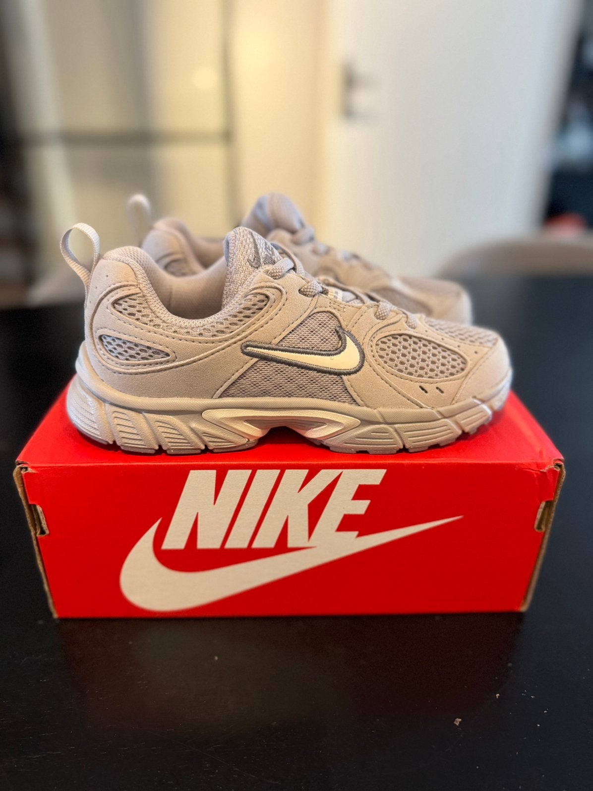 NIEUWE Nike V5 sneakers grijs mt 33 te koop!, Kinderen en Baby's, Kinderkleding | Schoenen en Sokken, Ophalen of Verzenden, Nieuw