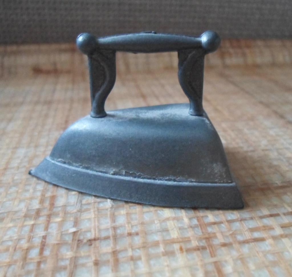 Tinnen miniatuur strijkijzertje. Poppenhuis. Jaren '70., Ophalen of Verzenden
