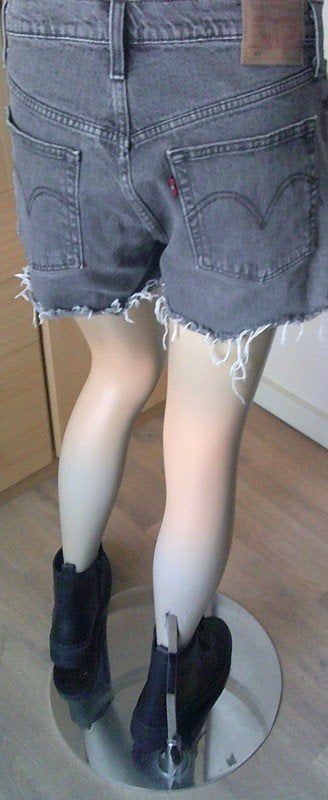 LEVIS 501 grijze korte stretch spijkerbroek maat 30, Kleding | Dames, Verzenden, W30 - W32 (confectie 38/40), Grijs, Gedragen